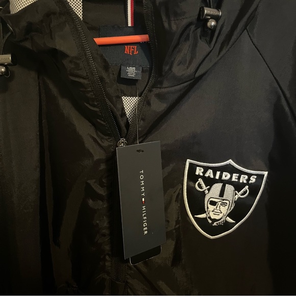 Las Vegas Raiders Tommy Hilfiger Black/Silver Raglan Half-Zip Pullover Top NWT - Picture 2 of 7